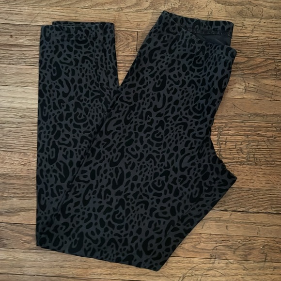 Women’s Bundle of 3 Old Navy Leopard/Animal Print Leggings - Picture 3 of 12